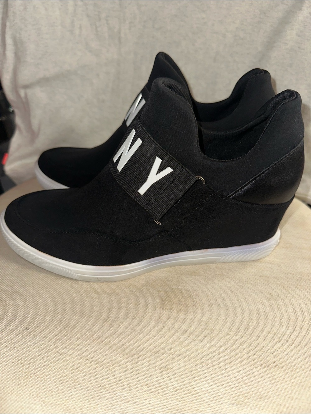 Women’s DKNY Shies